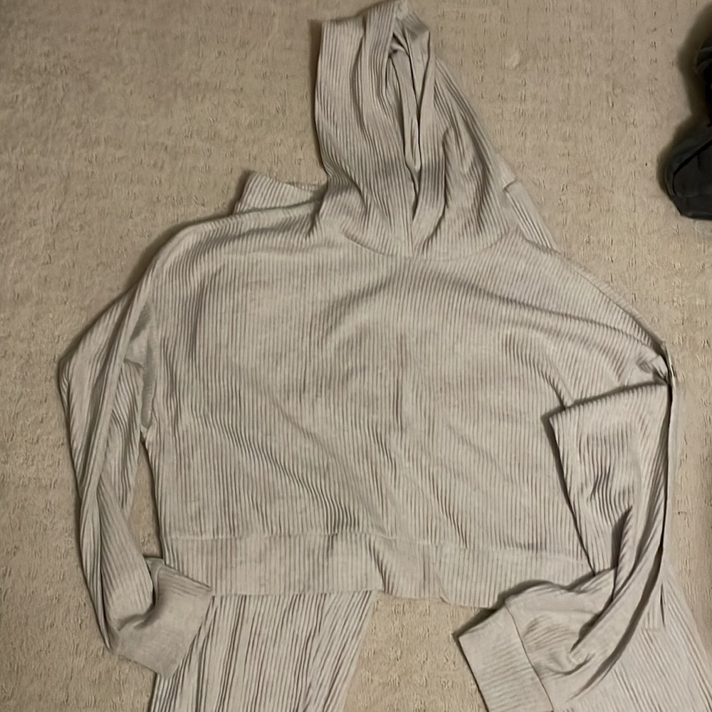 ALO YOGA sweat suit size Large.  Great condition rarely worn or washed.